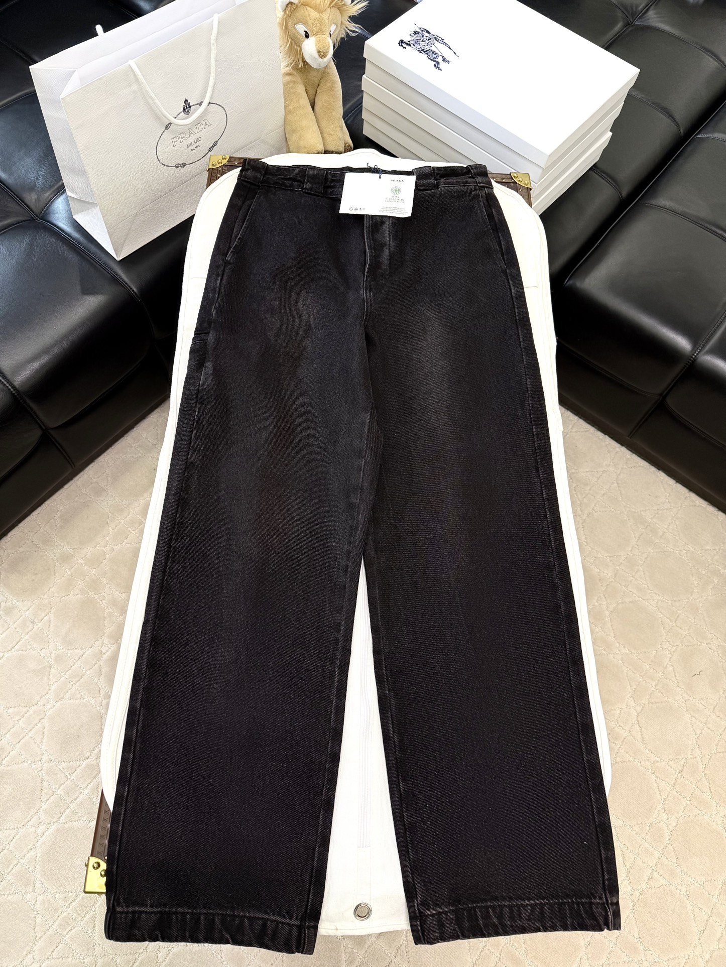 [V공장] 프라다 삼각로고 와이드 블랙 데님 진