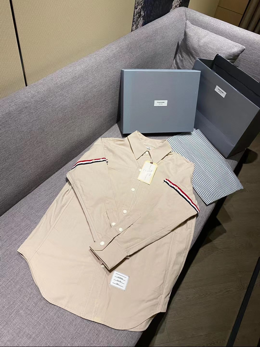 [TJ공장] 톰브라운 그로그랭 암밴드 라이트 베이지 셔츠