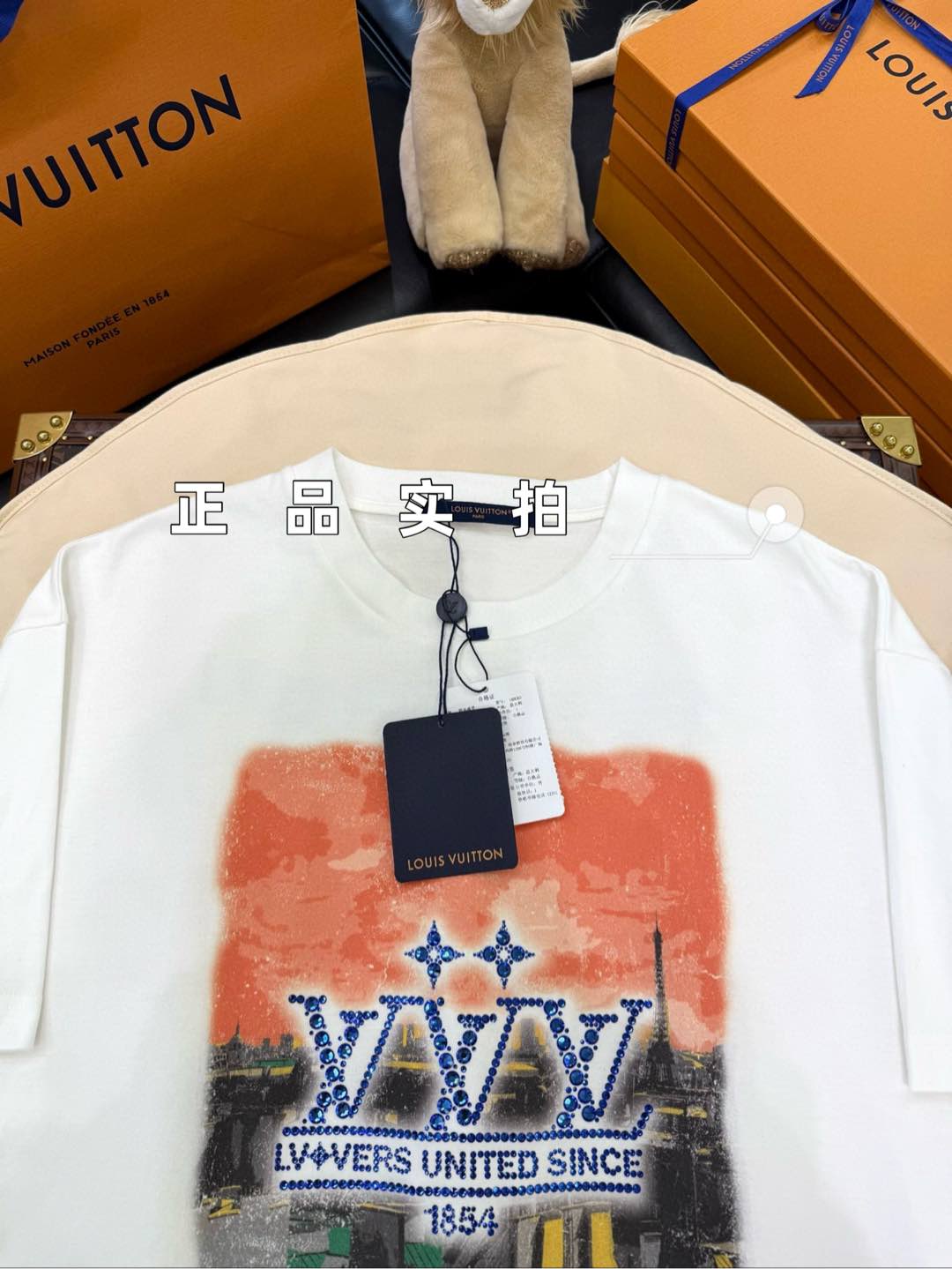 [V공장] 루이비통 엠벨리시드 그래픽 화이트 티셔츠