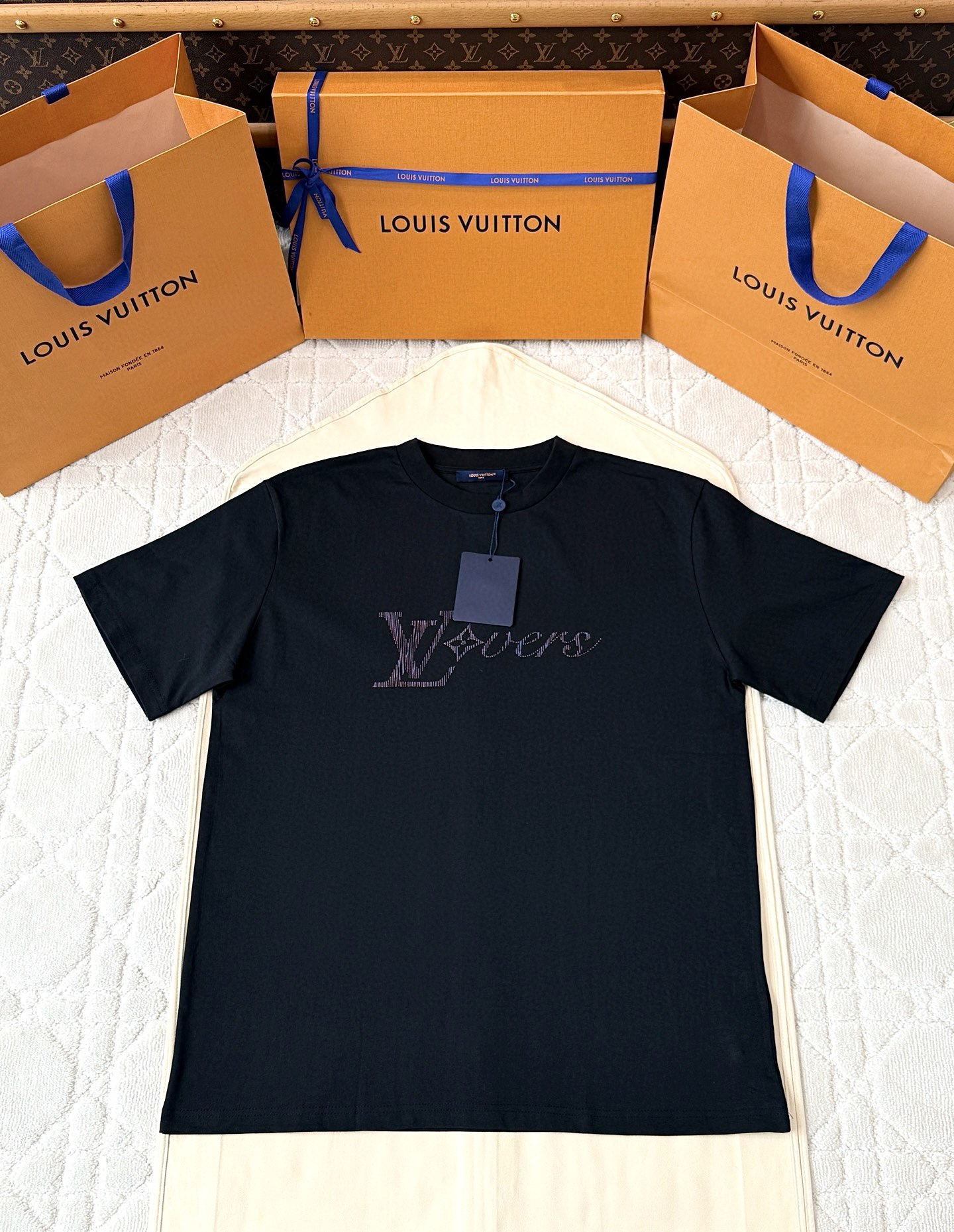 [V공장] 루이비통 이리디센트 LV 버스 블랙 티셔츠