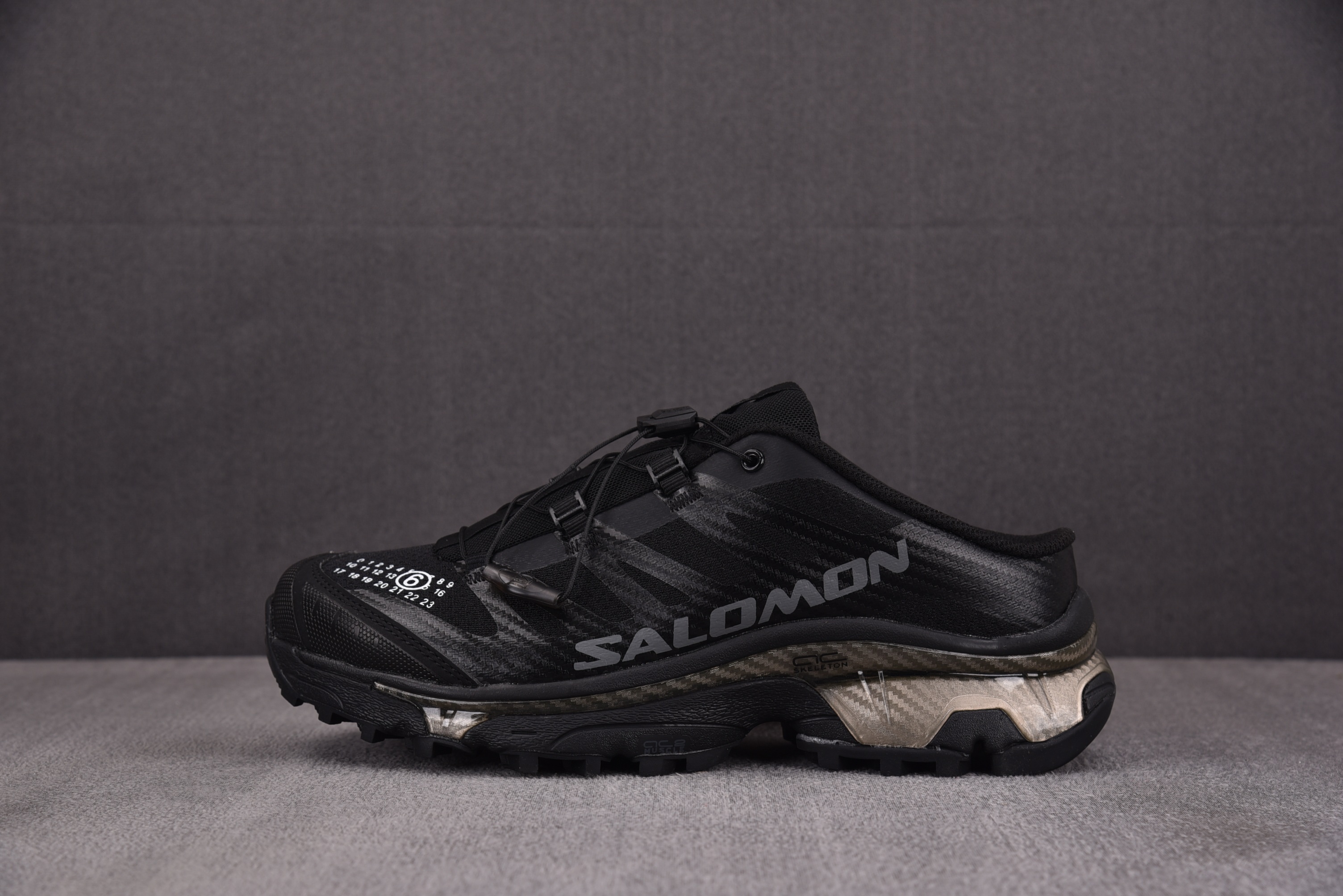 살로몬 X 메종 마르지엘라 XT-4 블랙 뮬 슬리퍼 475359
