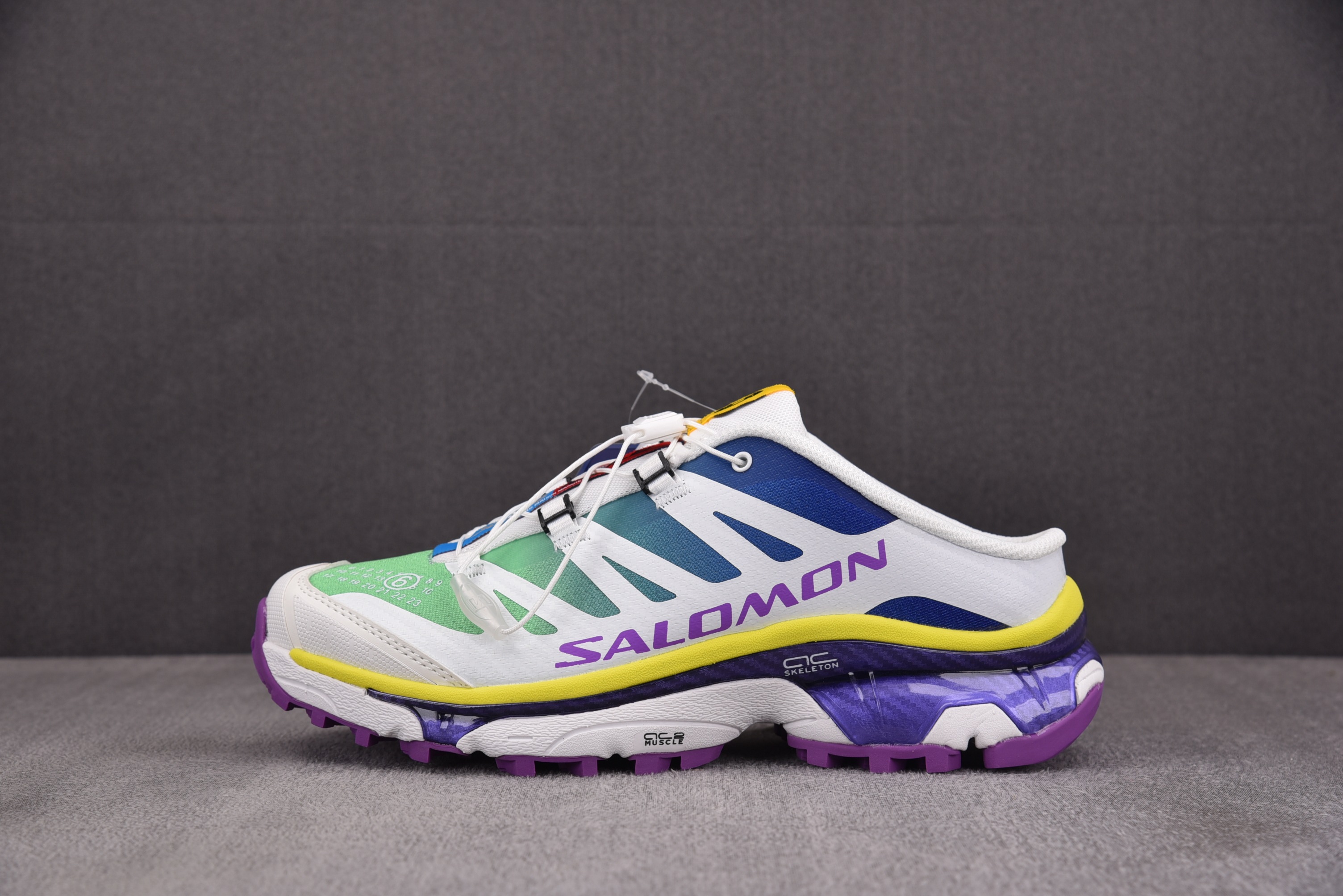살로몬 X 메종 마르지엘라 XT-4 스펙트럼 블루 화이트 뮬 슬리퍼 475402