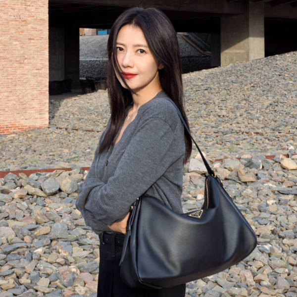 [블랙프레임] 프라다 에메 라지 블랙 레더 숄더백