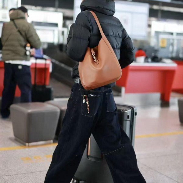 [블랙 프레임] 생로랑 르 5 아 7 라지 카프스킨 레더 카라멜 숄더백 753837