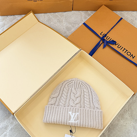 루이비통 온리 LV 케이블 베이지 비니