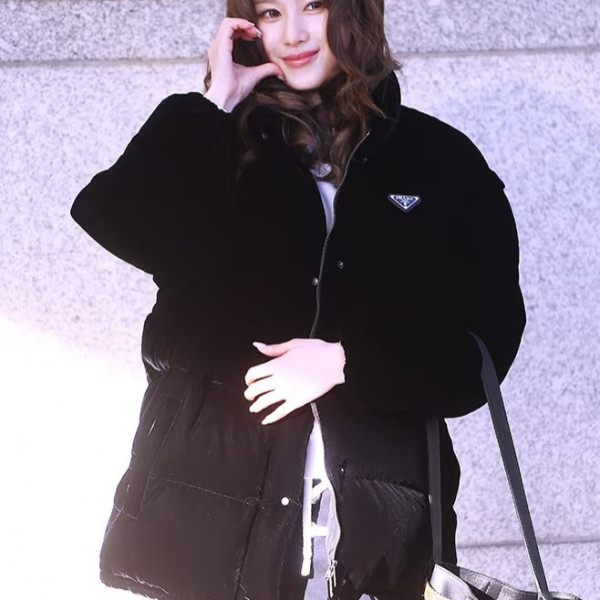프라다 삼각로고 벨벳 다운 패딩 자켓 여성복