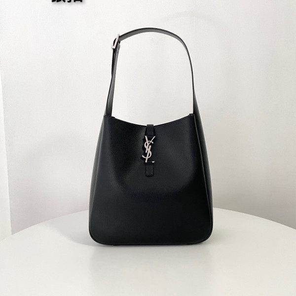 [블랙 프레임] 생로랑 르 5 아 7 라지 서플 스무시 카프스킨 레더 블랙 숄더백 753837