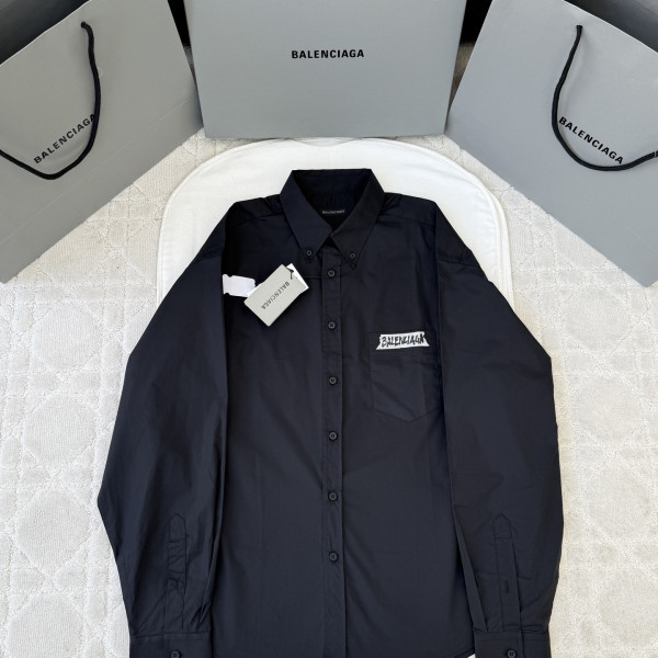 발렌시아가 로고 포켓 블랙 셔츠